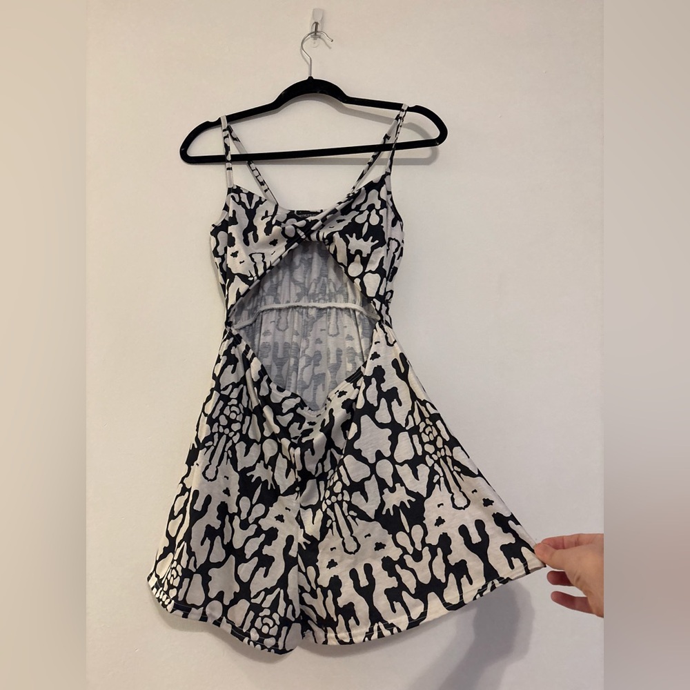 PrettyLittleThing Monochrome Twist-Front Top